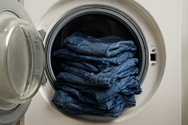 pile de jeans humides sur machine ouverte