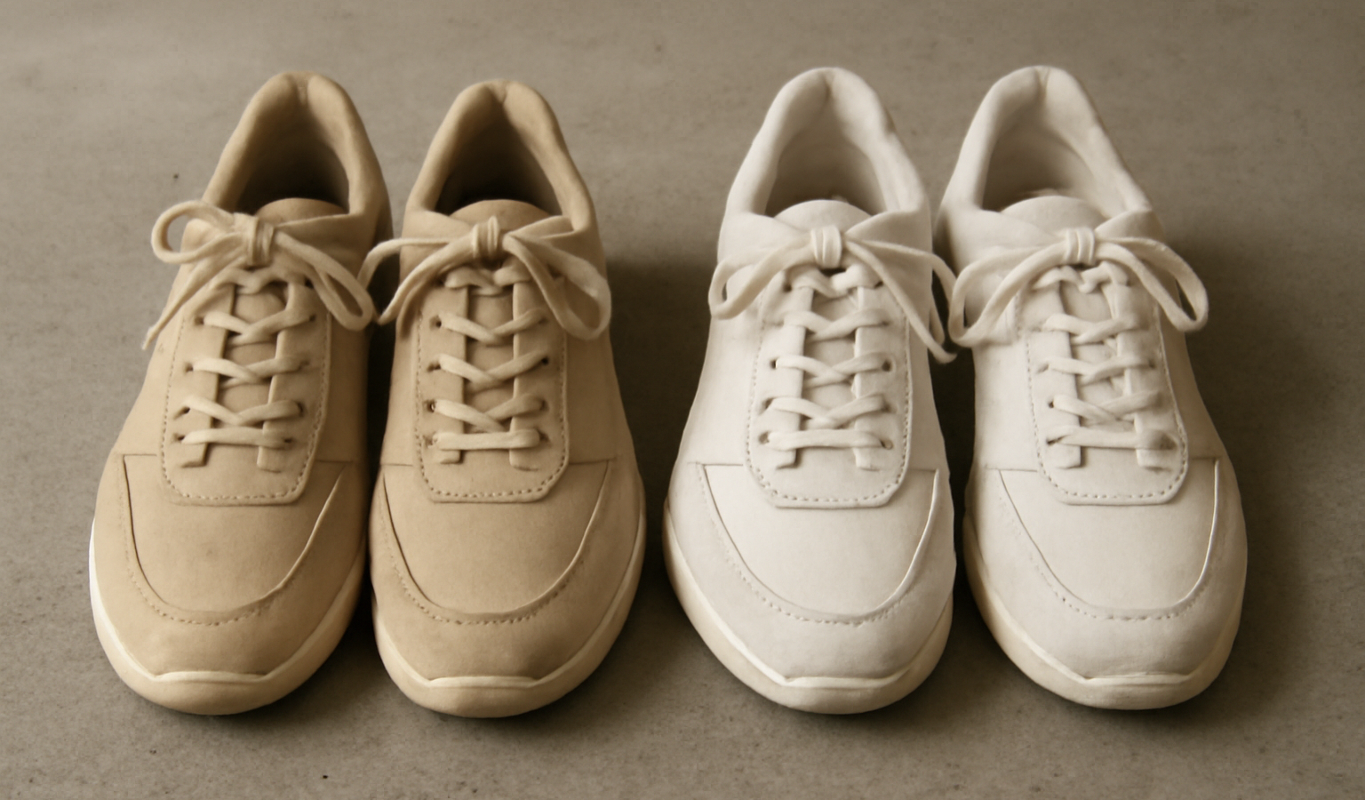 deux paires de baskets posées côte à côte