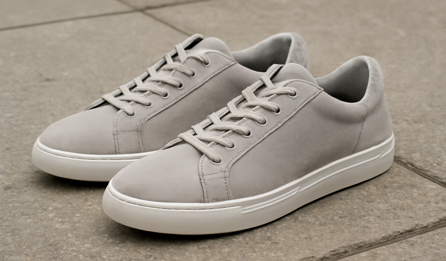 paire de baskets posees sur trottoir