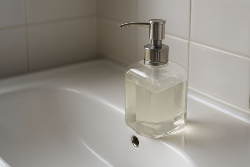 flacon posé sur lavabo clair