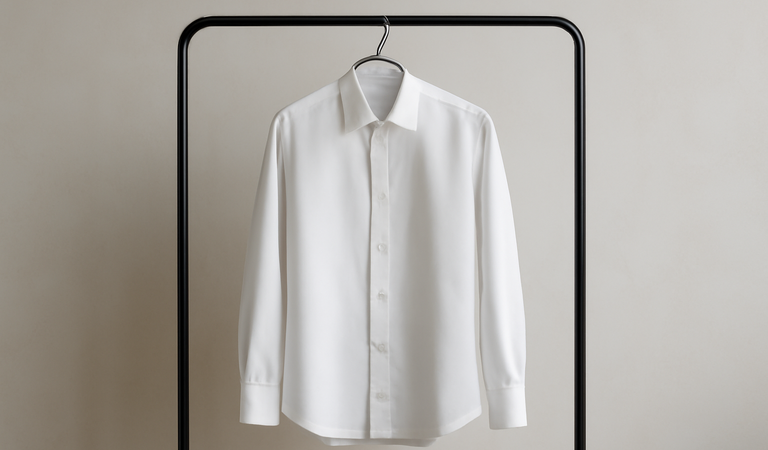 chemise blanche accrochee sur portant minimal