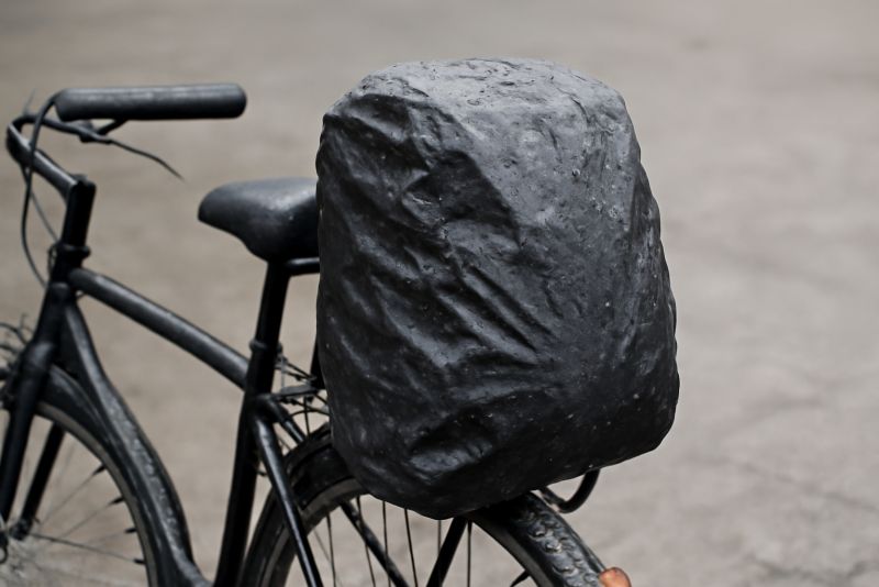 sac à dos avec housse imperméable sur vélo