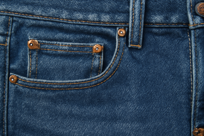 couture de jean visible au dessus d'une poche