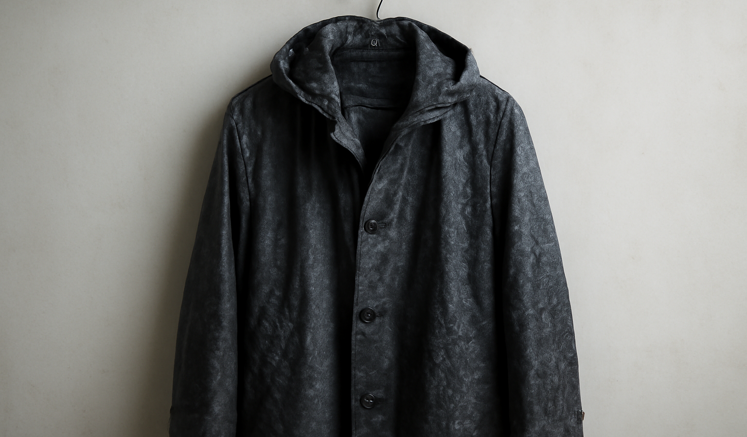 manteau suspendu apres une sortie sous la pluie