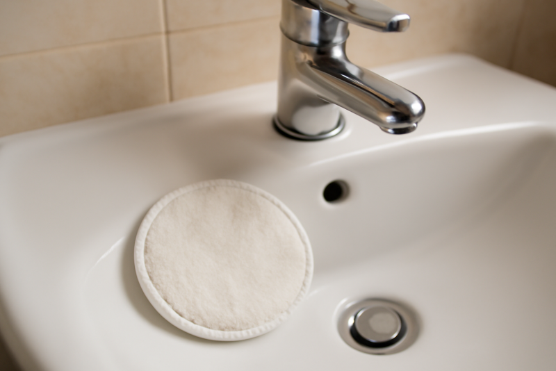 disque démaquillant et nettoyant sur lavabo