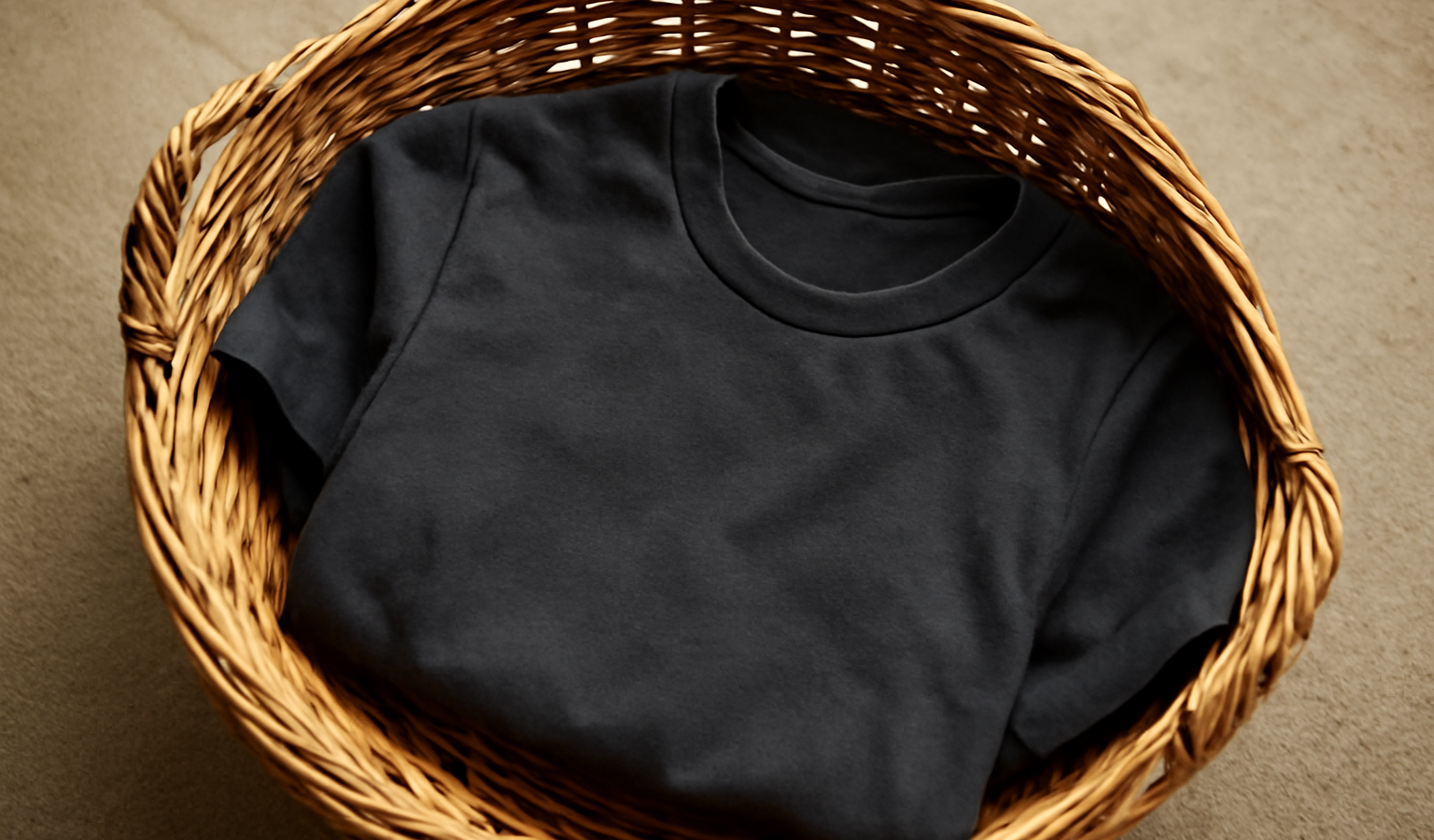t-shirt foncé dans panier à linge