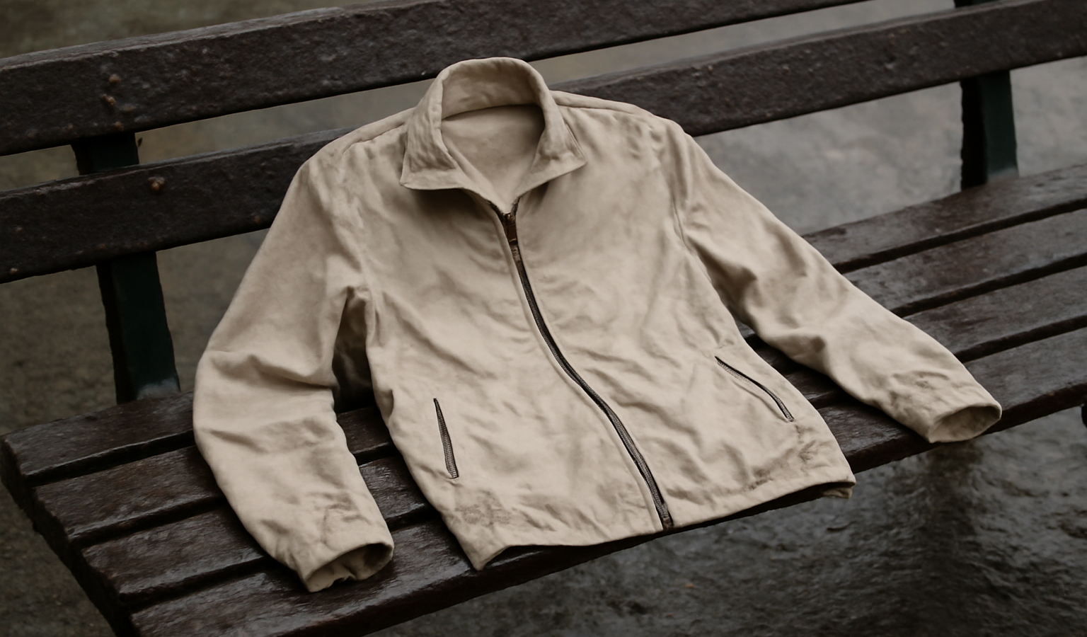 veste légère posée sur banc mouillé