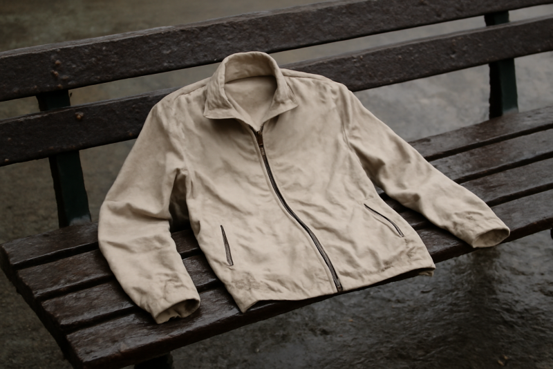 veste légère posée sur banc mouillé