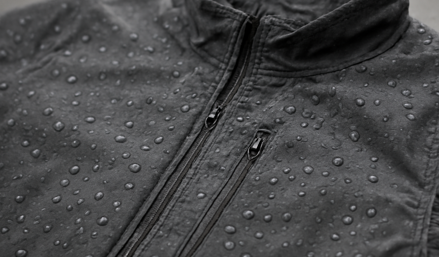 blouson étendu avec gouttes d'eau perlant