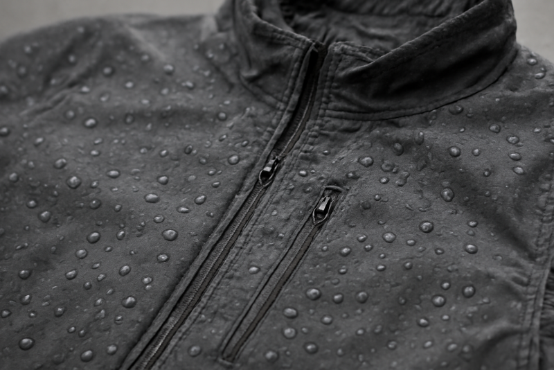 blouson étendu avec gouttes d'eau perlant