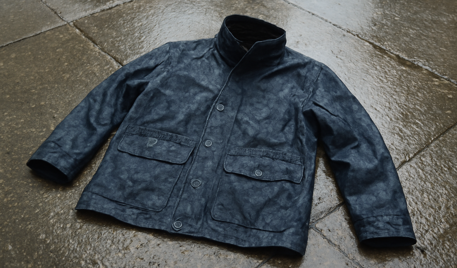 veste étendue après pluie urbaine