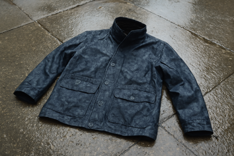 veste étendue après pluie urbaine