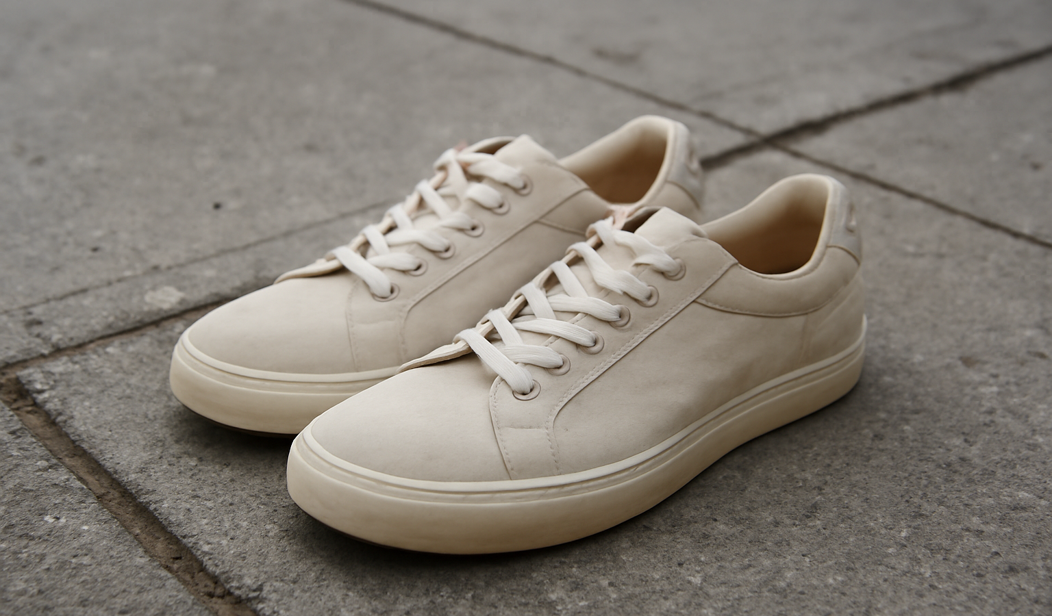paire de sneakers posée sur trottoir